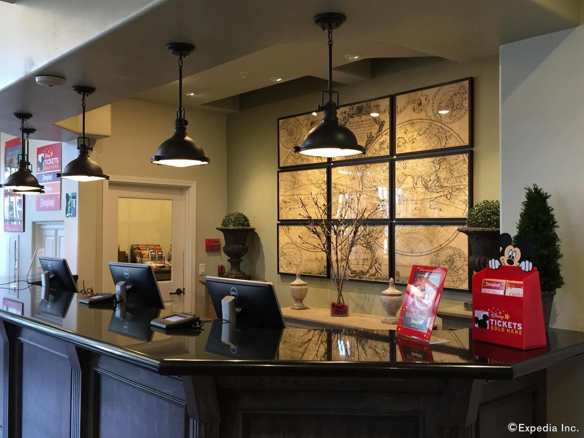 Anaheim Camelot Inn & Suites 외부 사진