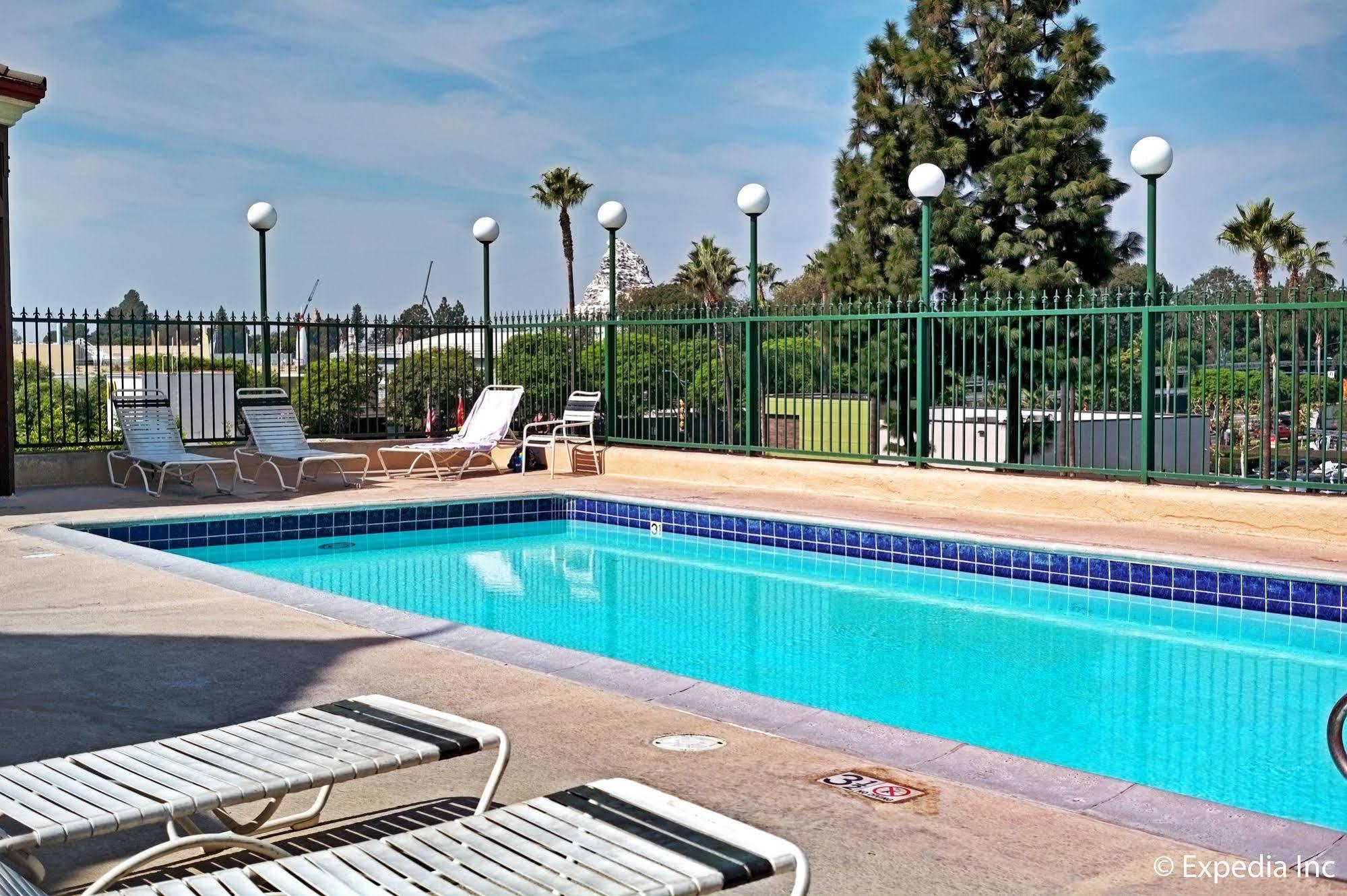 Anaheim Camelot Inn & Suites 외부 사진