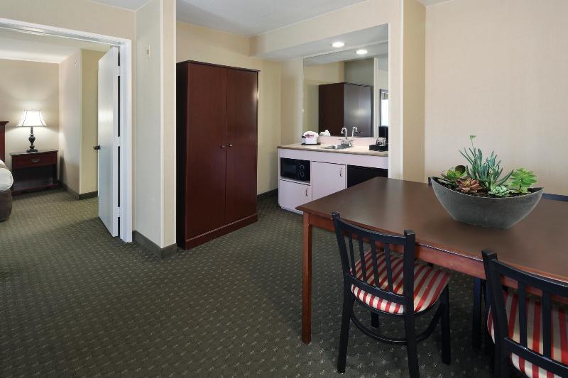 Anaheim Camelot Inn & Suites 외부 사진